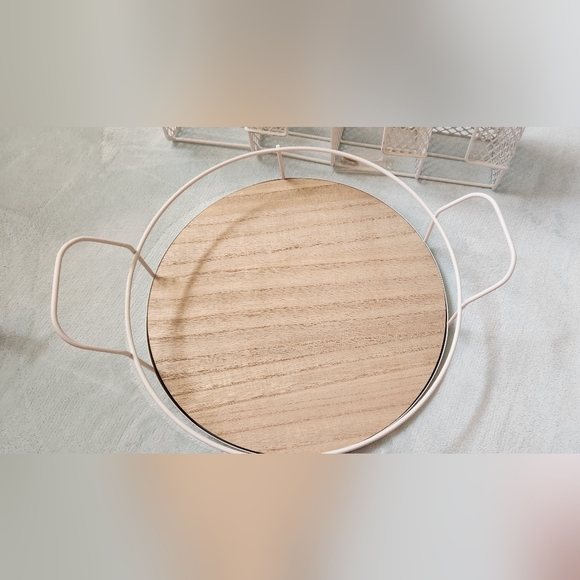 Storage rack, Round Tray,  Soap/Lotion despenser's, Avon candle and  Supreme Lot - Picture 5 of 6